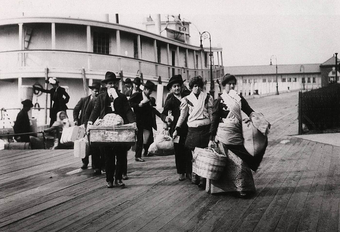 Immigrants To The Usa Landing At Ellis Island, 1900