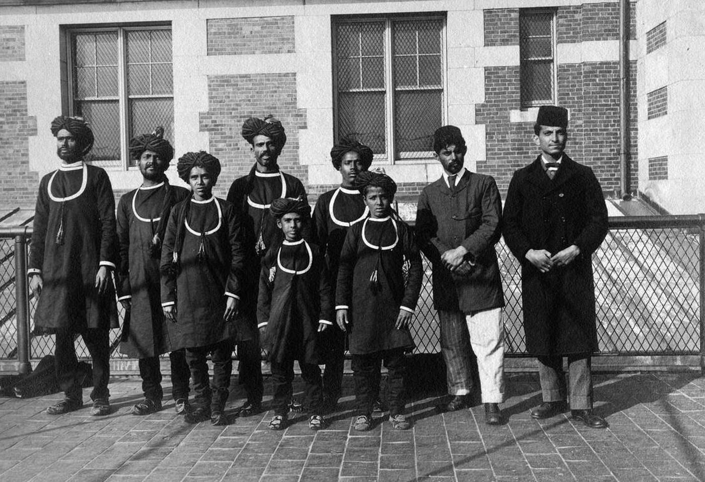 Immigrants In Turbans And Fezzes Arriving On Ellis Island, 1907