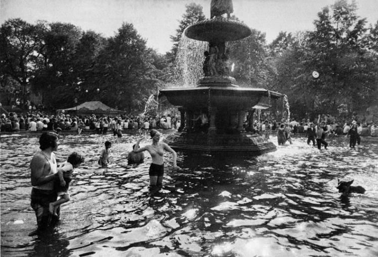 The Women Of New York City From The 60S And 70S Through Garry Winogrand’s Provocative Lens